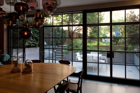 brooklyn-heights-townhouse-garden-factory-windows-robin-key-gardenista-733x488